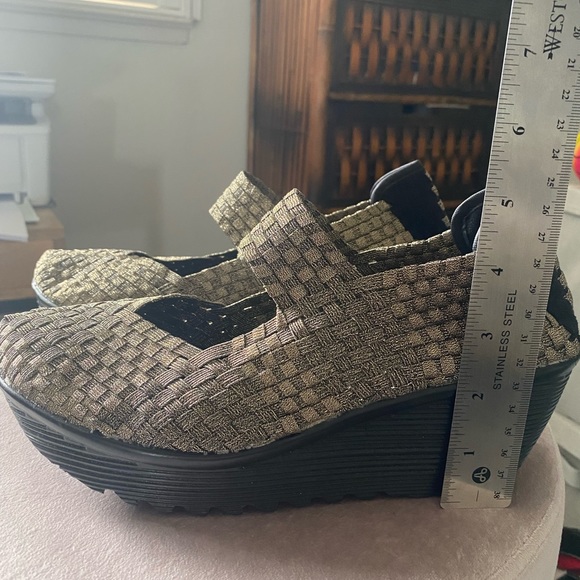 St.John Bay Platform Wedge - Size 8.5 Gold - Picture 2 of 7